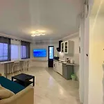 Heart Of The City Chic 2-Bedroom Apartment