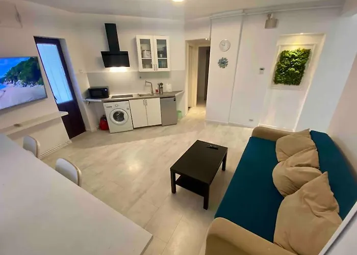 Heart Of The City Chic 2-Bedroom Apartment