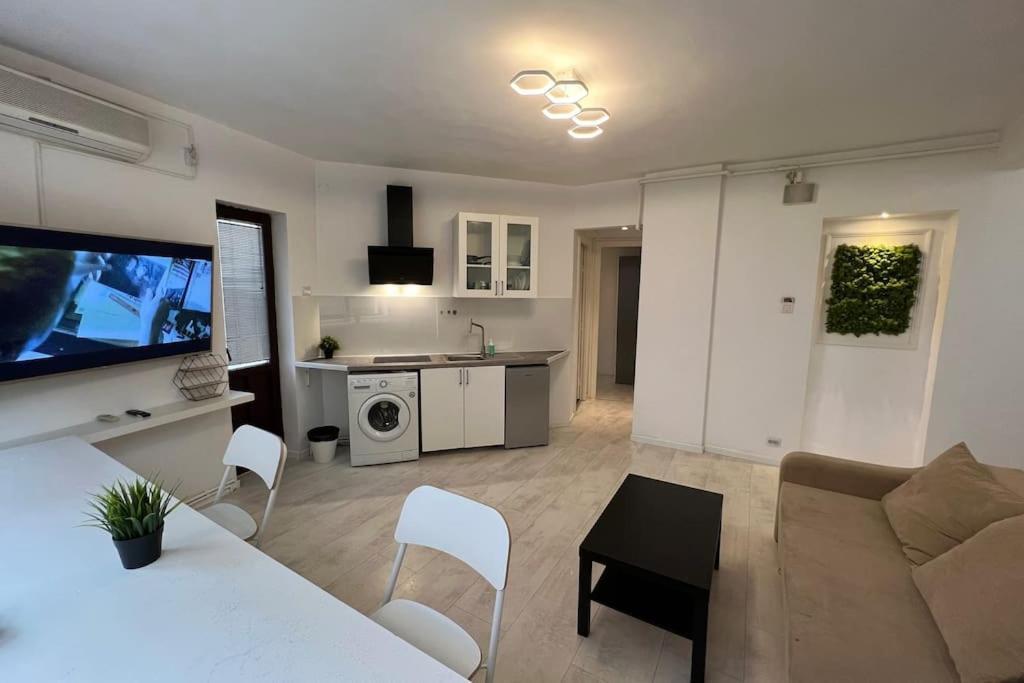 Heart Of The City Chic 2-bedroom Apartament Bucureşti
