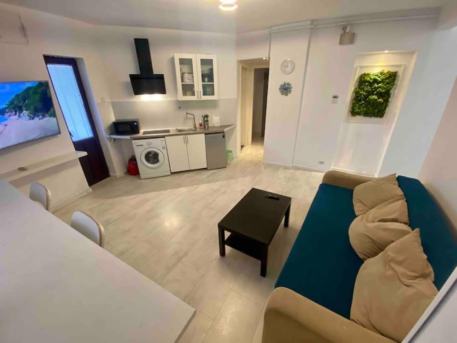 Heart Of The City Chic 2-bedroom Apartment *